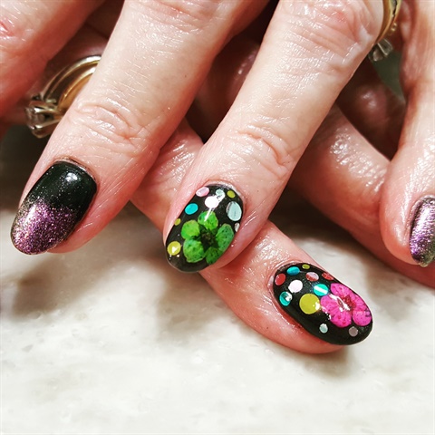 FLORAL AND GLITTER NAIL ART